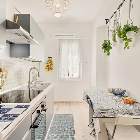 Lemontree-air Conditioning-near The Station